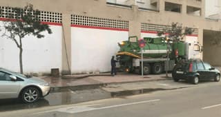 Desatascos con agua a presión en la Línea de la Concepción